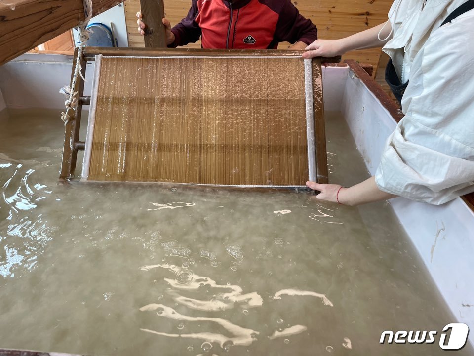 한국전통문화전당 전주천년한지관은 전통한지 제조교육 '한지·상상·짓다' 프로그램 참여자를 상시 모집한다고 21일 밝혔다.(전주천년한지관 제공)2023.5.21/뉴스1