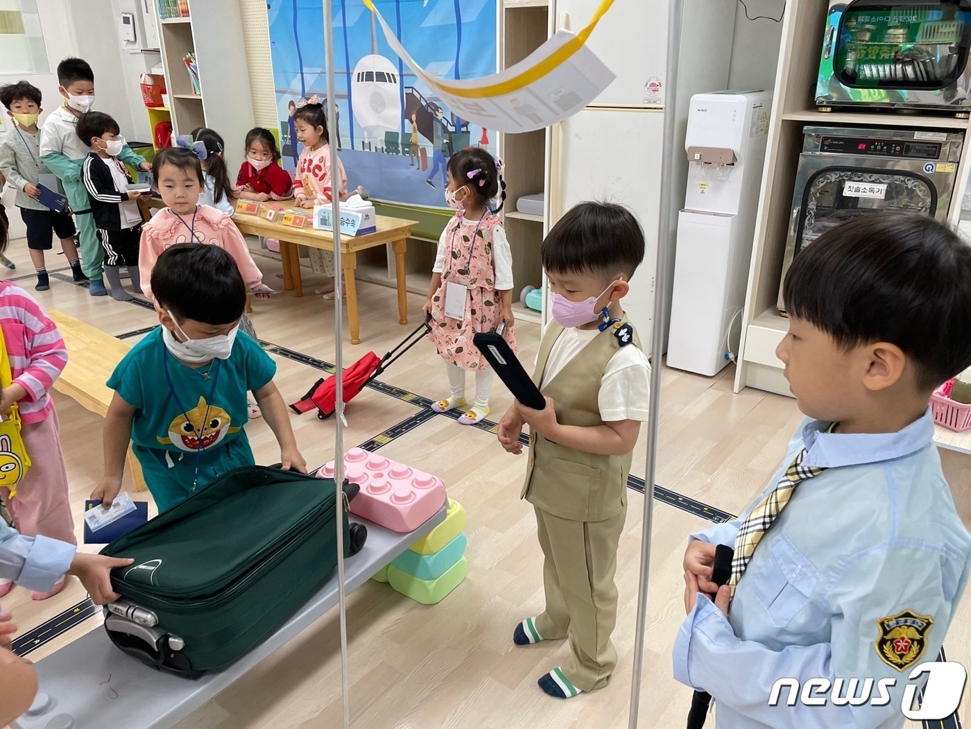 20일 울산 중구 삼일초등학교별성유치원에서 '세계인의 날' 행사가 진행된 가운데 아이들이 공항처럼 꾸민 교실에서 입국심사를 통과하는 체험을 하고 있다. (울산교육청 제공)