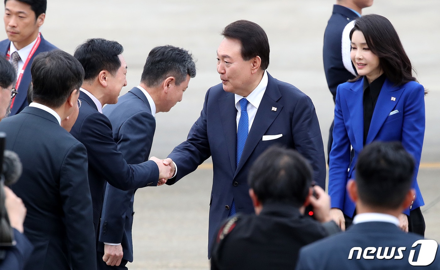 2023년 5월 1일 주요 7개국&#40;G7&#41; 정상회의 일정을 마친 윤석열 대통령과 부인 김건희 여사가 경기 성남 서울공항에 도착해 김기현 국민의힘 대표와 인사를 나누고 있다. 2023.5.21/뉴스1 ⓒ News1 박지혜 기자