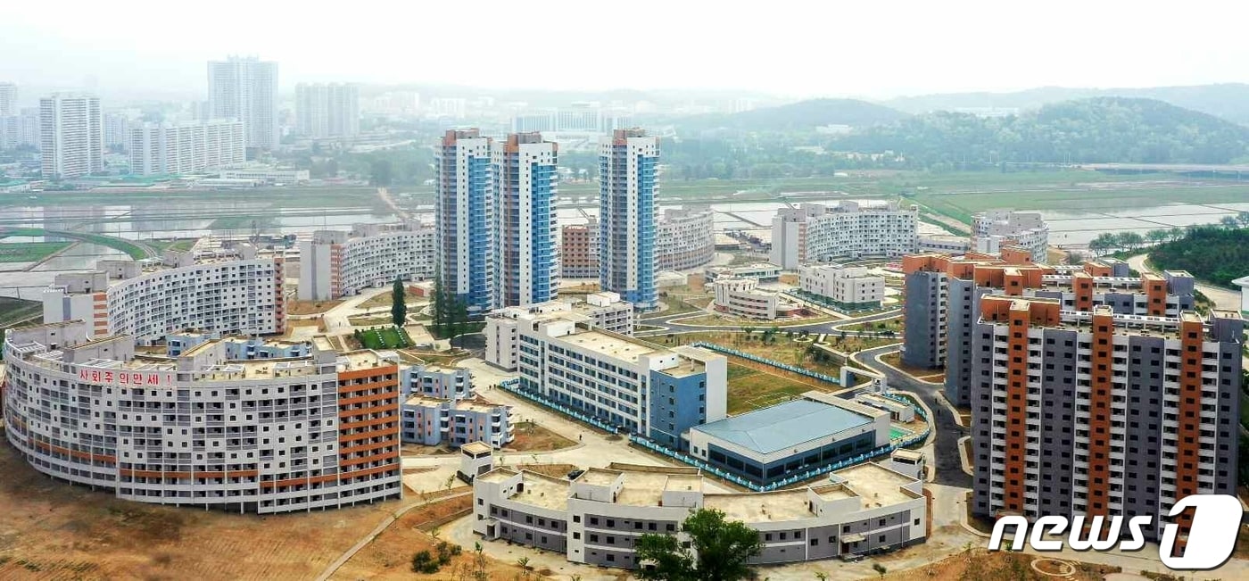 (평양 노동신문=뉴스1) = 북한 노동당 기관지 노동신문은 22일 "수도 평양의 대평지구에 현대적인 살림집 구획이 일떠섰다＂며 ＂철거 세대 주민들을 위한 또 하나의 건설 전선이 평양시 교외에 펼쳐지고 대평지구 살림집 건설이 당과 국가의 중대사로 강력히 추진되어 수도 건설사에 자랑스러운 한 페이지가 새겨졌다＂라고 보도했다. [국내에서만 사용가능. 재배포 금지. DB 금지. For Use Only in the Republic of Korea. Redistribution Prohibited] rodongphoto@news1.kr