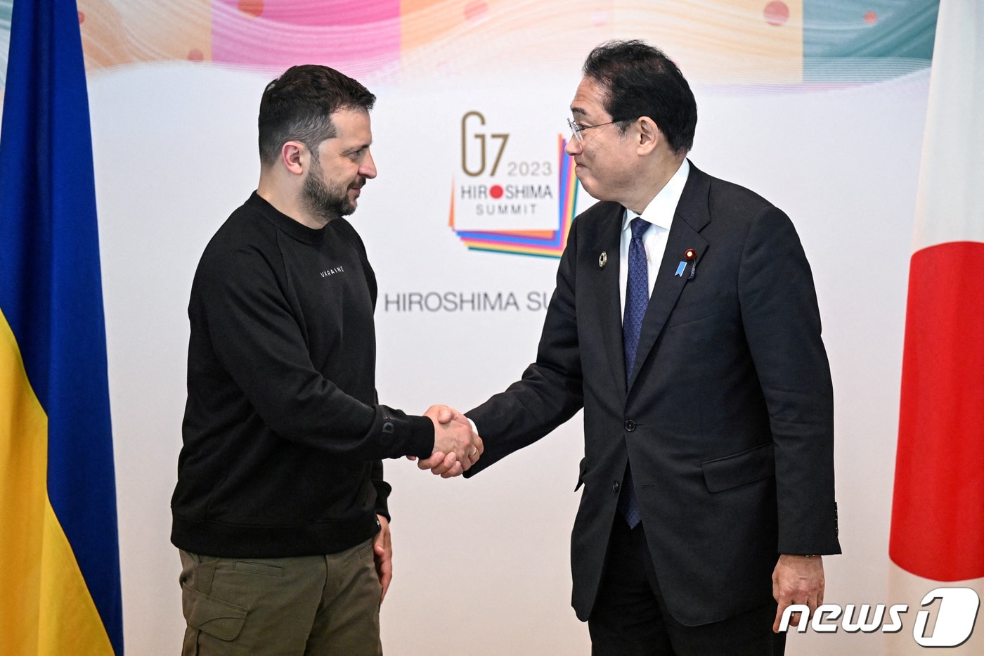 기시다 후미오 일본 총리와 볼로디미르 젤렌스키 우크라이나 대통령이 21일 (현지시간) 일본 히로시마에서 열린 G7 정상회의를 마친 뒤 악수를 하고 있다. 2023.05.21 ⓒ 로이터=뉴스1 ⓒ News1 우동명 기자