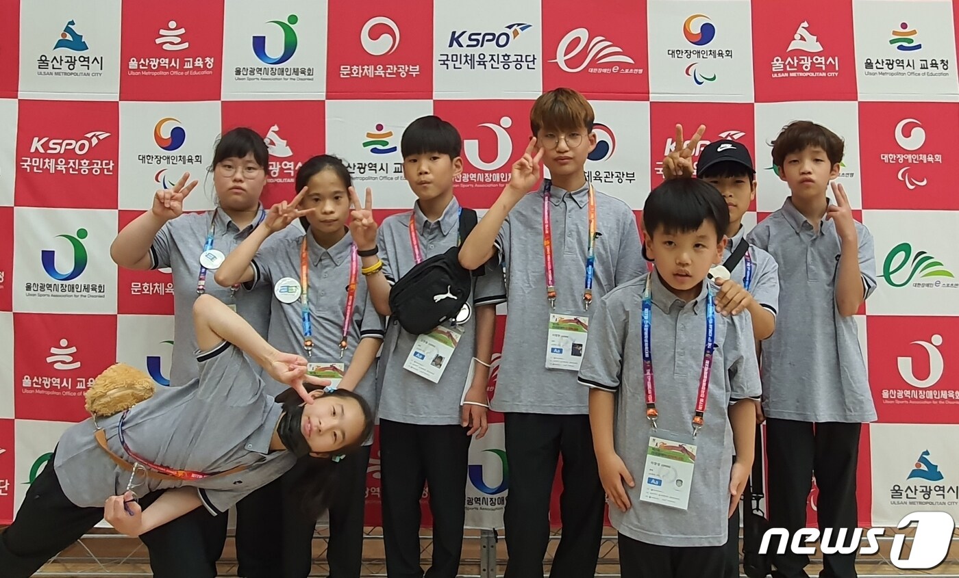 충북 음성 꽃동네학교가 17회 전국장애학생체육대회에 충북 대표로 참가해 금메달 2개, 은메달 3개, 동메달 3개 등 총 8개의 메달을 획득했다. 왼쪽부터 신윤정·김수정·김정순·김한솔·이영찬·이창성·최호수·유준희 학생.(충북교육청 제공)/ 뉴스1