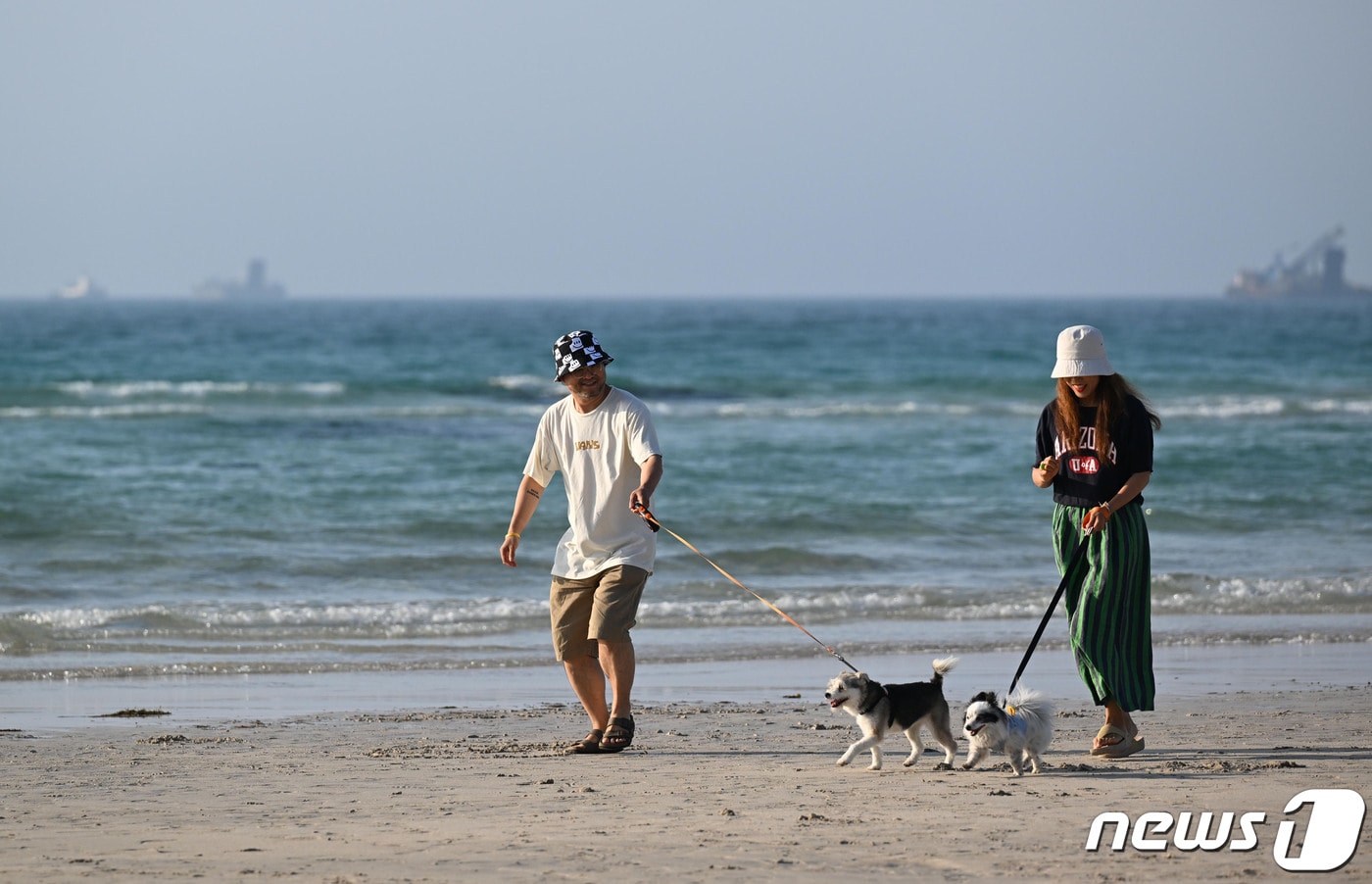 관광객들이 제주시 협재 해수욕장에서 산책을 하고 있다. 2023.5.22/뉴스1 ⓒ News1 공항사진기자단