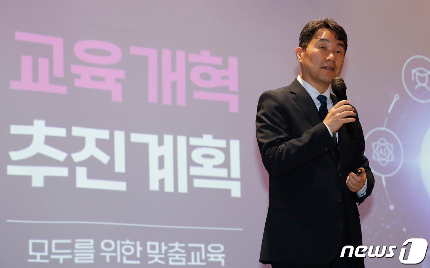 이주호 사회부총리겸 교육부 장관이 22일 경기 광명 테이크호텔에서 열린 수업혁신 교사 100인 포럼에 참석해 교육개혁 3대 정책 설명 및 추진방향에 대해 특강을 하고 있다. /뉴스1 ⓒ News1 김도우 기자