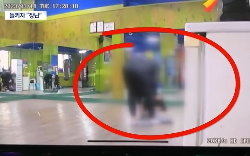 초등학교 4학년 남자아이의 바지와 속옷을 벗긴 복싱장 관장은 "그저 장난이었다"고 변명했다. 성추행 피해 아동은 현재 극도의 불안감과 우울 증상을 겪고 있어 치료를 받고 있다. (대구MBC)
