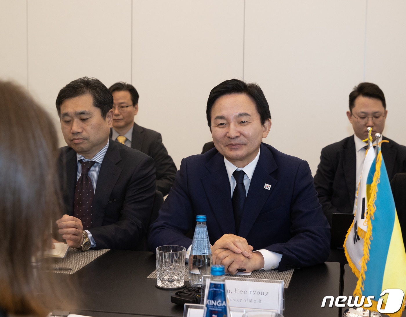 원희룡 국토교통부 장관이 23일(현지시간) 폴란드 바르샤바에서 올렉산드르 아자르키나 우크라이나 공동체영토인프라개발부 차관과 면담하고 있다. (국토교통부 제공) 2023.5.24/뉴스1