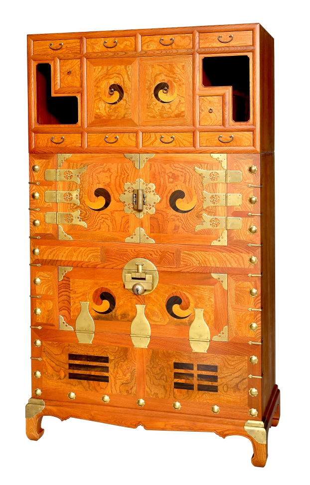 중요무형문화재 제55호 소목장 (故)정돈산 선생의 유작 중 가장 뛰어나다는 평가를 받는 '삼층문갑장'(태극장, 1989) 이미지. /사진제공 = 의천공방