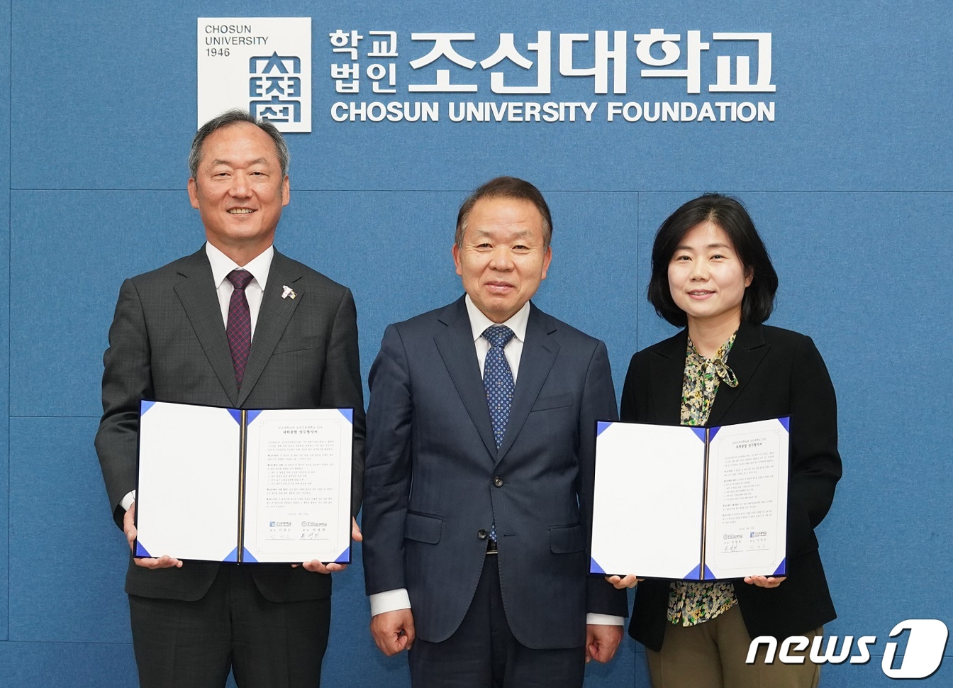 민영돈 조선대 총장과 김이수 조선대 이사장, 위성욱 조선간호대 기획산학처장이 24일 조선대와 조선간호대 통합을 위한 협약을 체결한 후 기념촬영을 하고 있다.(조선대 제공)2023.5.24/뉴스1 