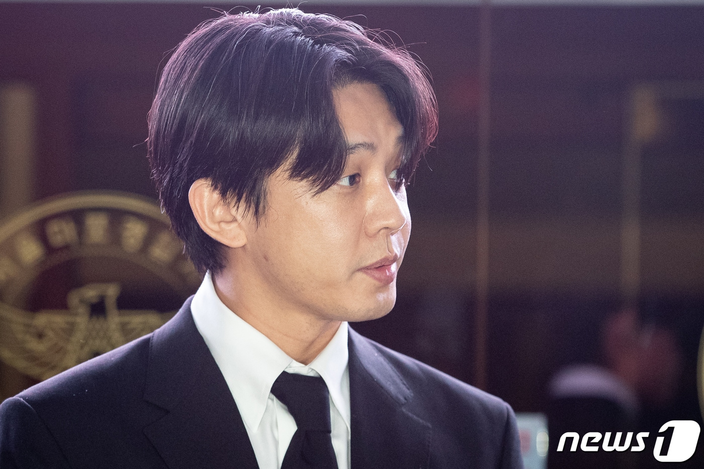 마약 상습 투약 혐의를 받는 배우 유아인&#40;37·본명 엄홍식&#41;이 24일 밤 구속 영장이 기각돼 서울 마포경찰서를 나서며 취재진 질문에 답하고 있다. 2023.5.24/뉴스1 ⓒ News1 유승관 기자
