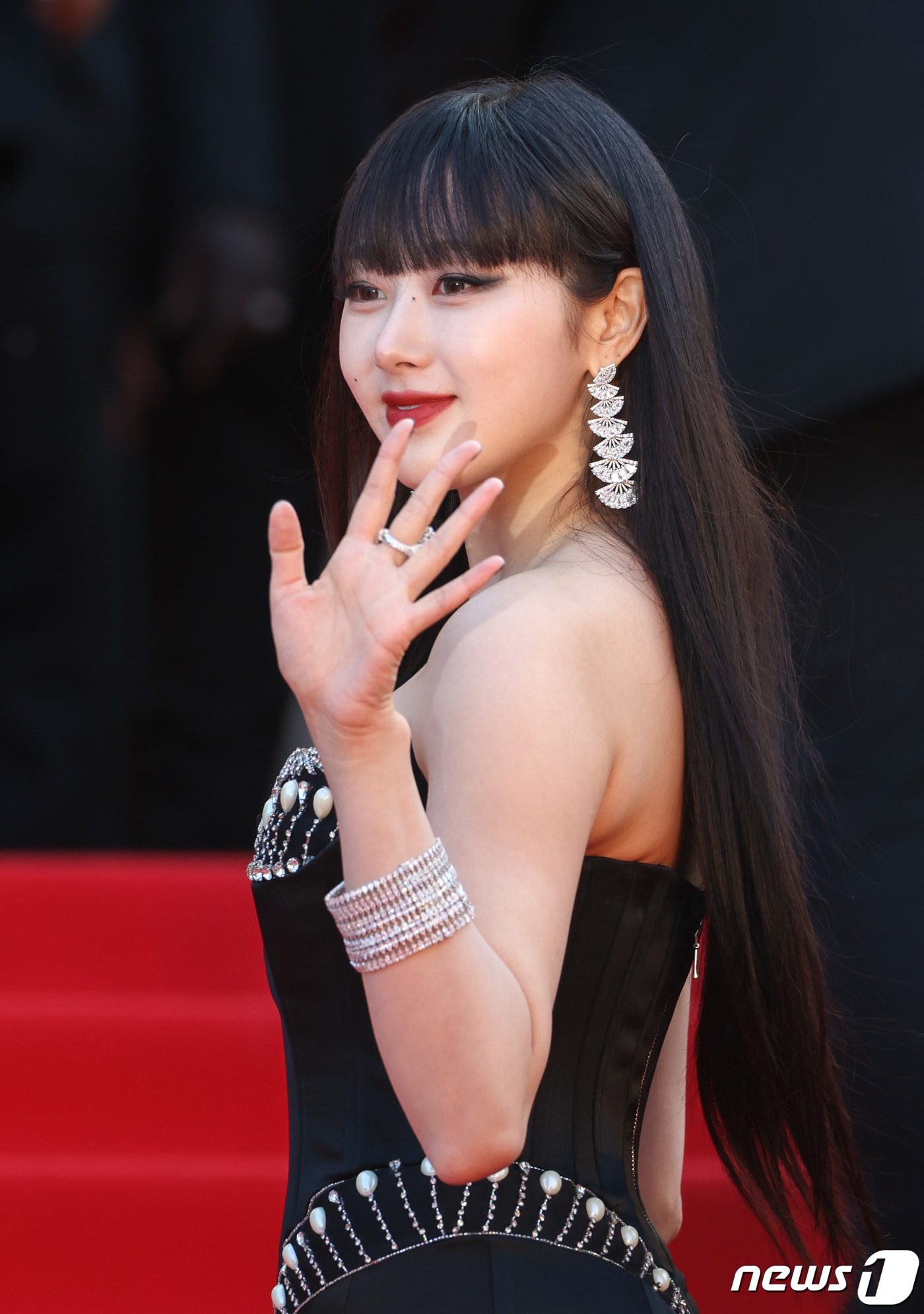 24일(현지시간) 프랑스 남부 칸 ‘팔레 데 페스티발’(Falais des Festival) 뤼미에르 대극장에서 열린 ‘더 포토푀’(The pot au peu) 시사회에서 그룹 에스파(aespa)가 레드 카펫에 오르고 있다. 2023.5.25/뉴스1 ⓒ News1 이준성 기자