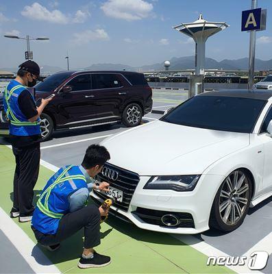 단속반이 김해공항 주차장에서 체납차량 단속을 하고 있다&#40;부산시청 제공&#41;