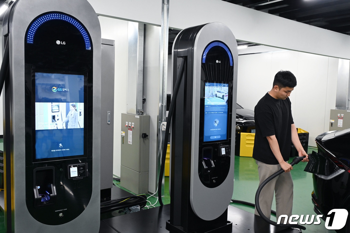  LG전자 연구원이 ‘하이비차저&#40;HiEV Charger&#41;’ 충전기로 전기차를 충전하는 모습을 시연하고 있다.  &#40;LG전자 제공&#41; 2023.5.25/뉴스1