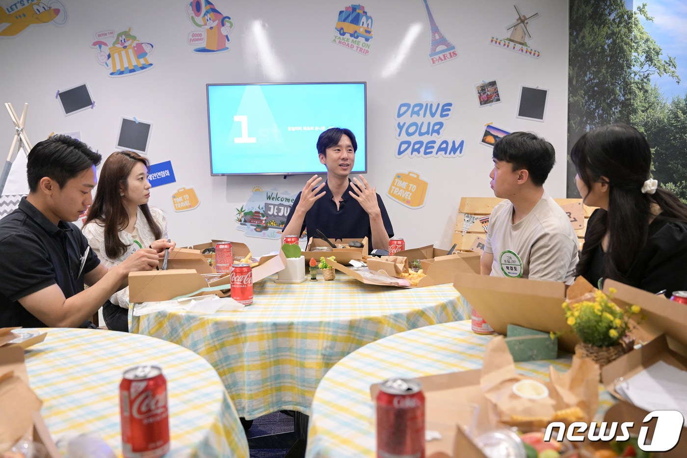 박재욱 쏘카 대표가 25일 서울 영등포구 전경련회관에서 열린 한국판 버핏과의 점심 '갓생 한 끼'에서 MZ세대들과 식사를 하며 대화를 나누고 있다. (전국경제인연합회 제공) 2023.5.25/뉴스1