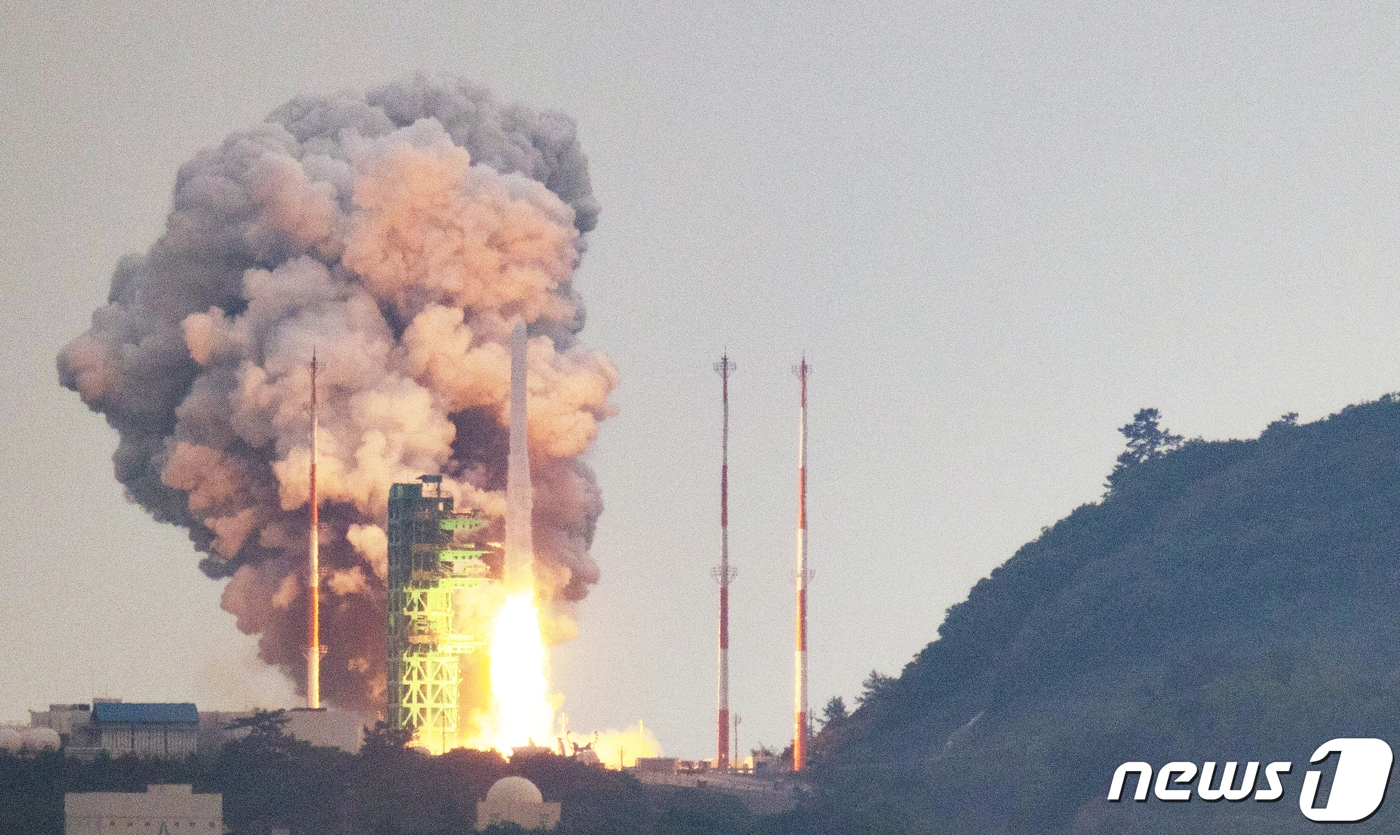 한국형 우주발사체 누리호(KSLV-Ⅱ)가 25일 오후 전남 고흥군 나로우주센터에서 발사되고 있다. 누리호는 2021년 10월21일 1차, 2022년 6월21일 2차 발사가 이뤄졌다. 1, 2차 발사가 성능 검증을 위한 목적이었다면 이번 3차 발사는 처음으로 실용 위성을 우주로 데려가는 실전이다. 이번에 실려 가는 위성은 차세대소형위성 2호(카이스트 인공위성연구소), 도요샛 4기(천문연), LUMIR-T1(루미르), JAC(져스텍), KSAT3U(카이로스페이스) 등 총 8개다. 2023.5.25/뉴스1 ⓒ News1 이재명 기자