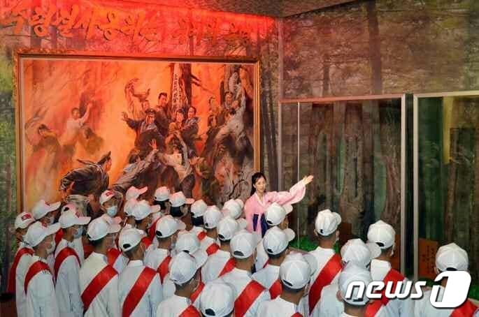 (평양 노동신문=뉴스1) = 북한 노동당 기관지 노동신문은 26일 전국 소년단원들의 '충성의 편지' 이어달리기 대열이 라선시와 함경북도, 자강도, 평안북도를 통과했다고 보도했다. [국내에서만 사용가능. 재배포 금지. DB 금지. For Use Only in the Republic of Korea. Redistribution Prohibited] rodongphoto@news1.kr