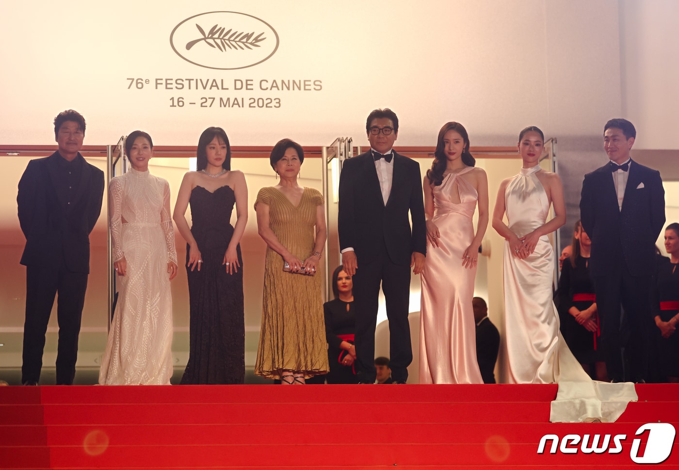 25일 오후(현지시간) 프랑스 남부 칸 팔레 데 페스티발(Palais des Festival) 뤼미에르 대극장에서 열린 제76회 칸 국제영화제 비경쟁 부문 초청작 ‘거미집’ 시사회에서 김지운 감독과 출연진들이 레드 카펫에 오르고 있다. 좌측부터 송강호, 장영남, 박정수, 임수정, 김지운, 정수정, 전여빈, 오정세. 2023.5.26/뉴스1 ⓒ News1 이준성 기자