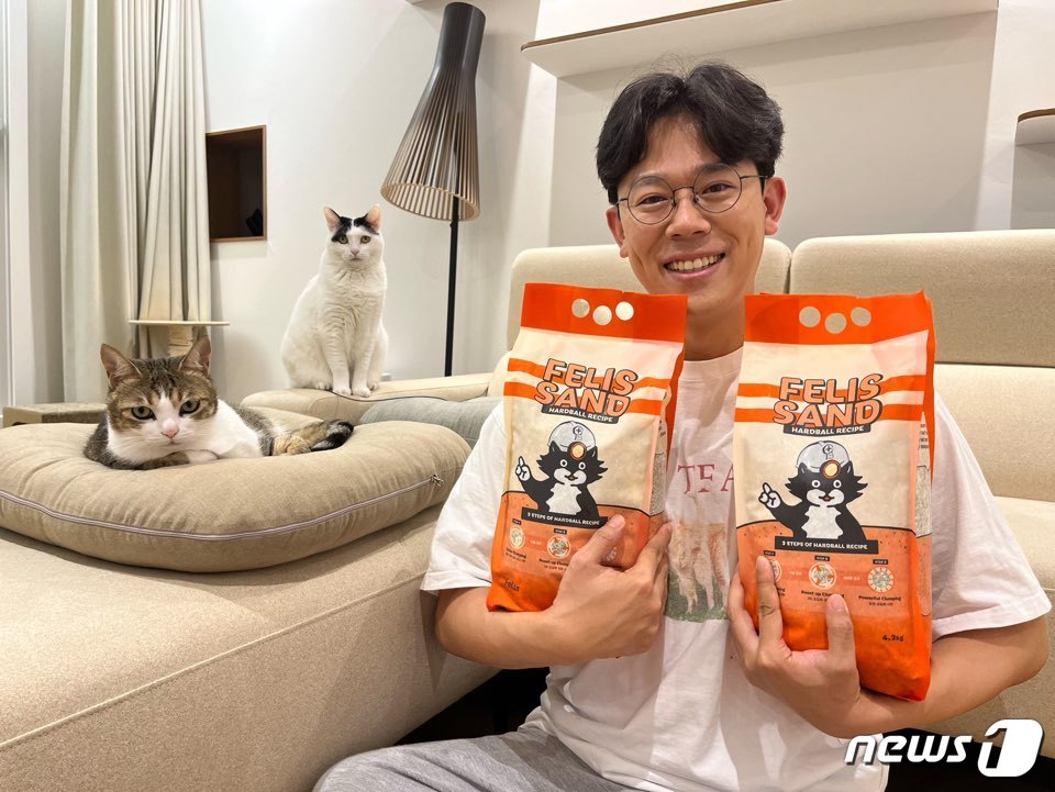 고양이 모래를 들고 있는 김명철 수의사(미야옹철의 냥냥펀치 제공) /뉴스1