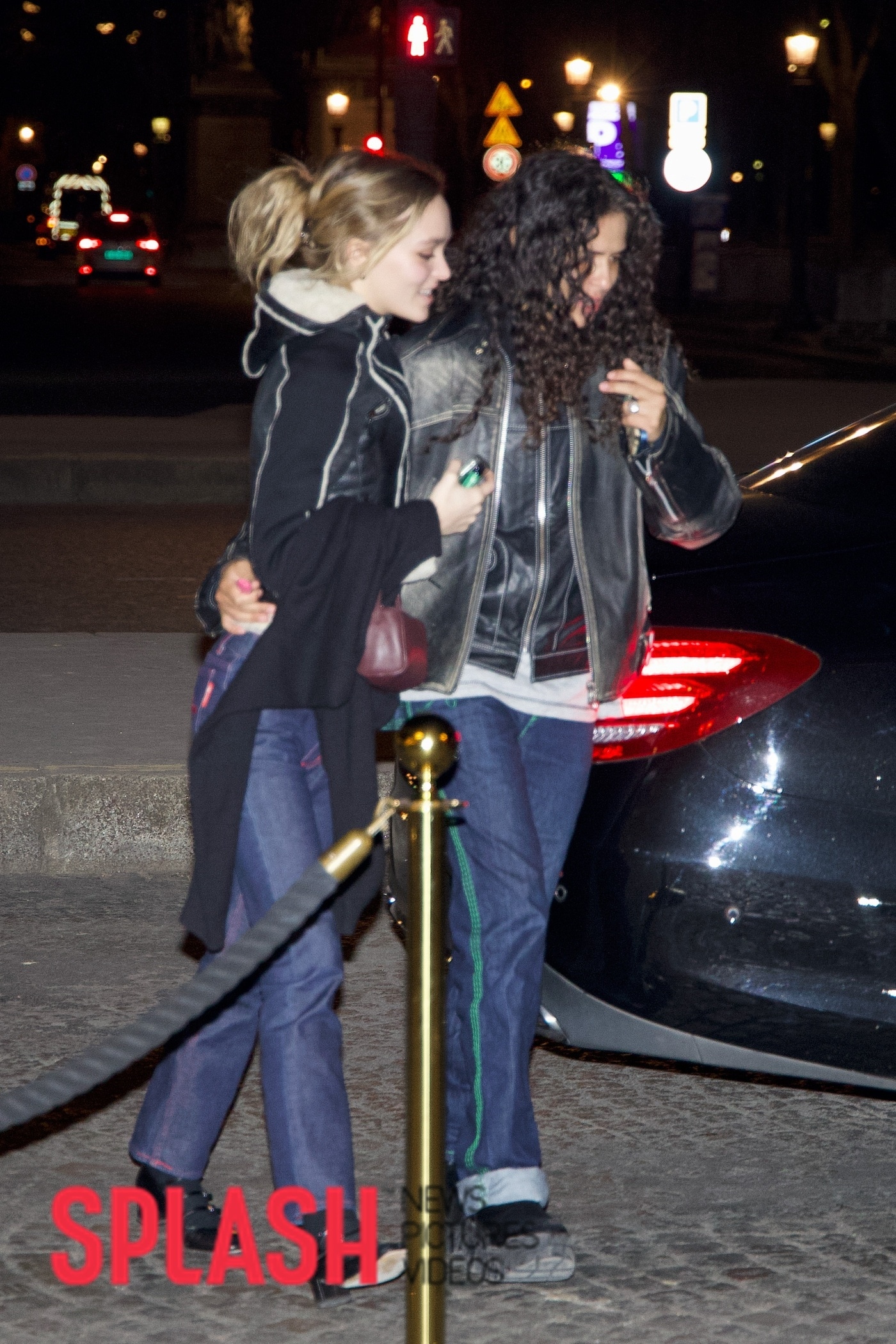 릴리 로즈 뎁과 여자친구 070쉐이크/사진 제공=스플래시 닷컴