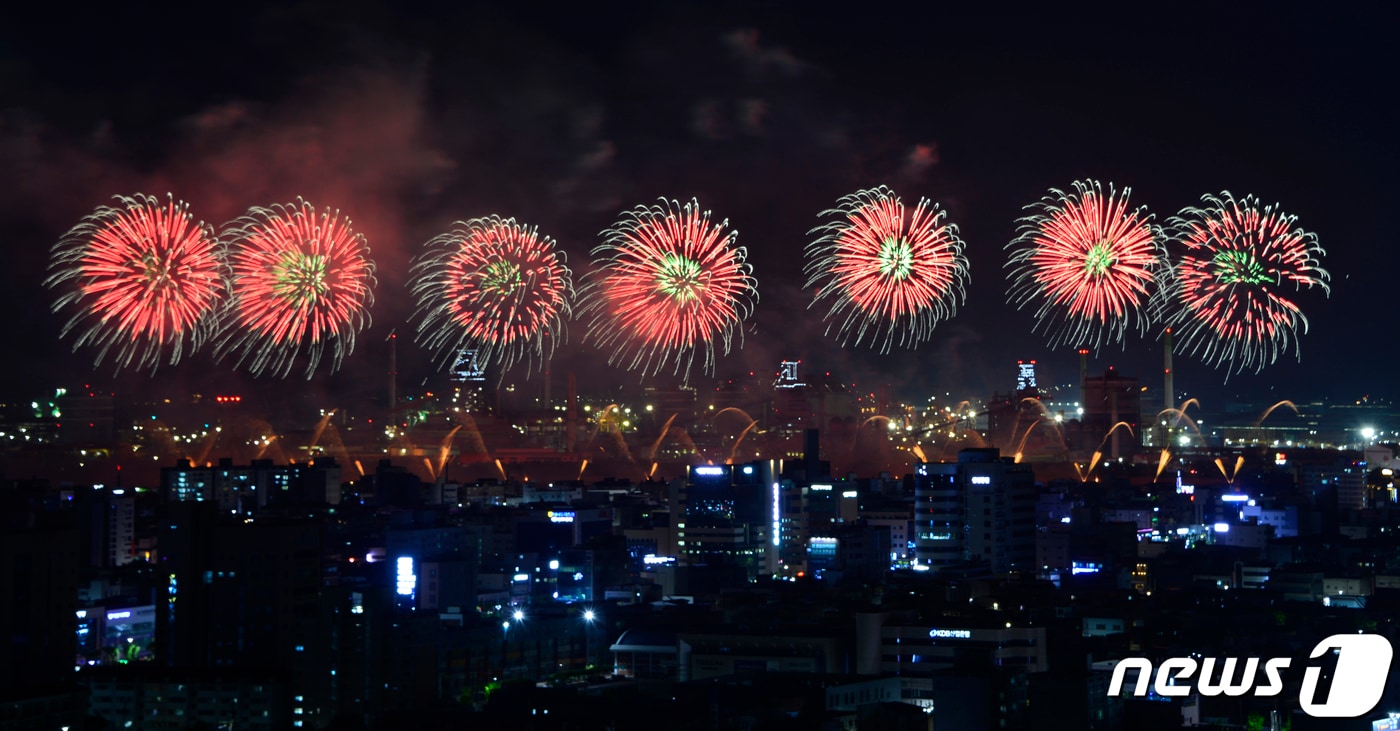 포항시 남구 형산강 체육공원에서 열린 '2023포항국제불빛축제' 메인 행사 모습.(뉴스1 자료) ⓒ News1 최창호 기자