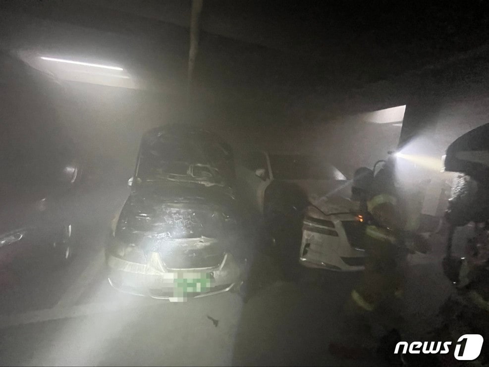 28일 오전 4시52분 경북 영천 야사동의 한 아파트 지하주차장에서 원인을 알 수 없는 불이 나 차량 2대가 불에 탔다. (경북소방본부 제공) 2023.5.28/뉴스1