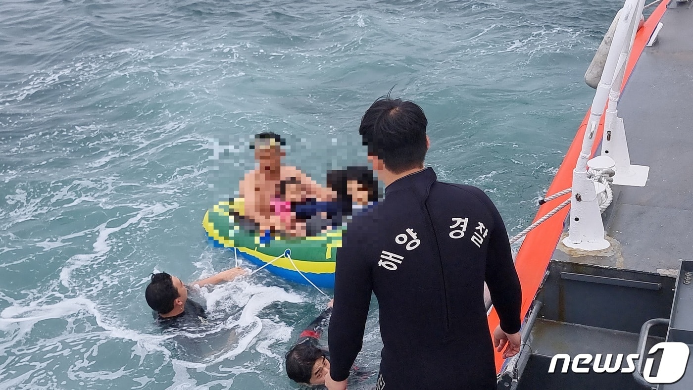 제주해경이 지난 27일 튜브를 타다 떠밀려간 가족을 구조하고 있다. (제주해양경찰서 제공)