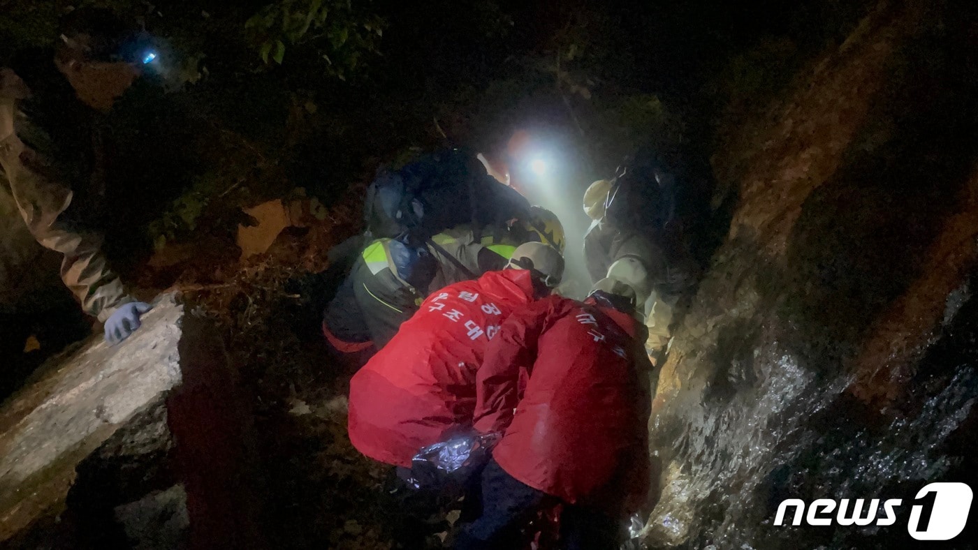 설악산 등반 중 다리 다친 50대 조난자 구조작업.(설악산국립공원사무소 제공) 2023.5.28/뉴스1