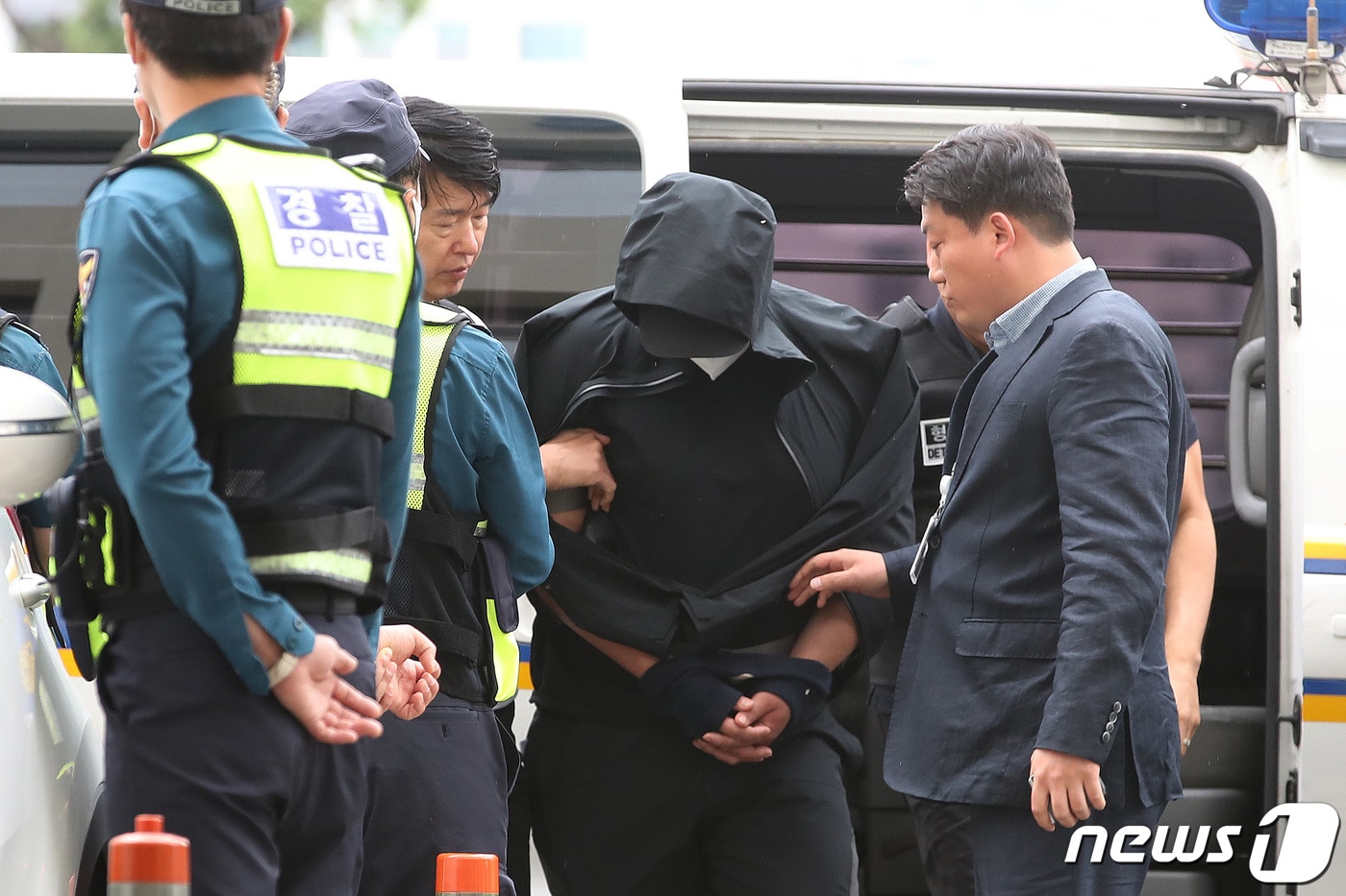 대구공항 착륙 중 항공기 비상문을 개방한 혐의(항공보안법 위반)로 긴급체포된 30대 남성 A씨가 28일 오후 대구 수성구 대구지방법원에서 열리는 구속 전 피의자심문(영장실질심사)을 받기 위해 법정으로 향하고 있다. 2023.5.28/뉴스1 ⓒ News1 공정식 기자