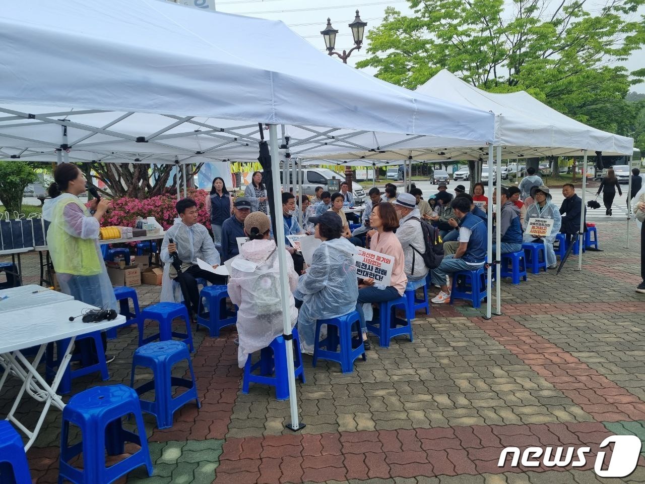 오월정신 지키기 범시도민 대책위원회가 28일 국립5·18민주묘지 민주의문 앞에서 &#39;역사왜곡 세력 퇴출, 역사 정의 실현 실천의 날&#39; 행사를 진행하고 있다.&#40;오월정신 지키기 범시도민 대책위원회 제공&#41;2023.5.28/뉴스1