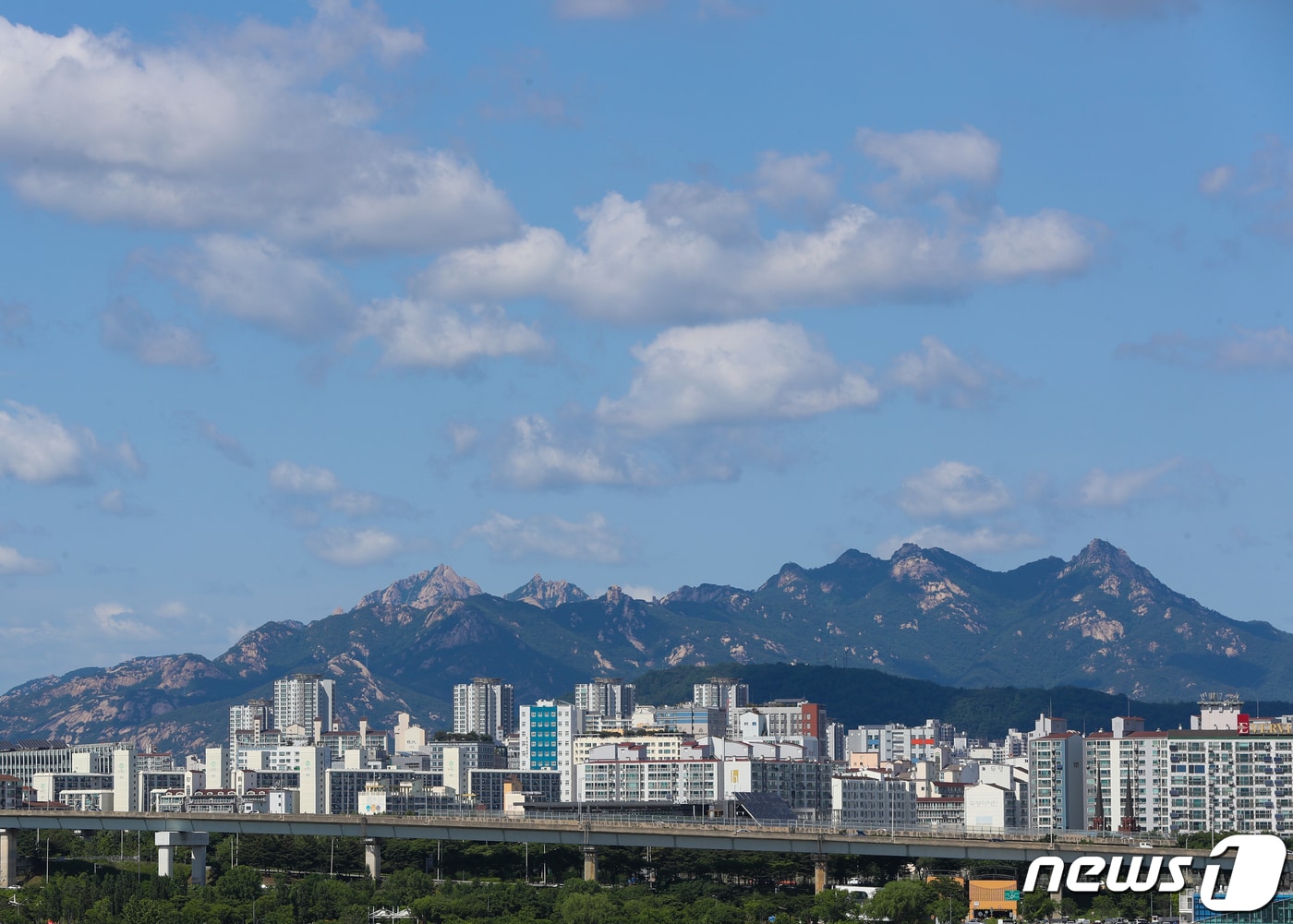 서울 도심 위로 푸른 하늘이 펼쳐져 있다. &#40;사진은 기사 내용과 무관함&#41; / 뉴스1 ⓒ News1