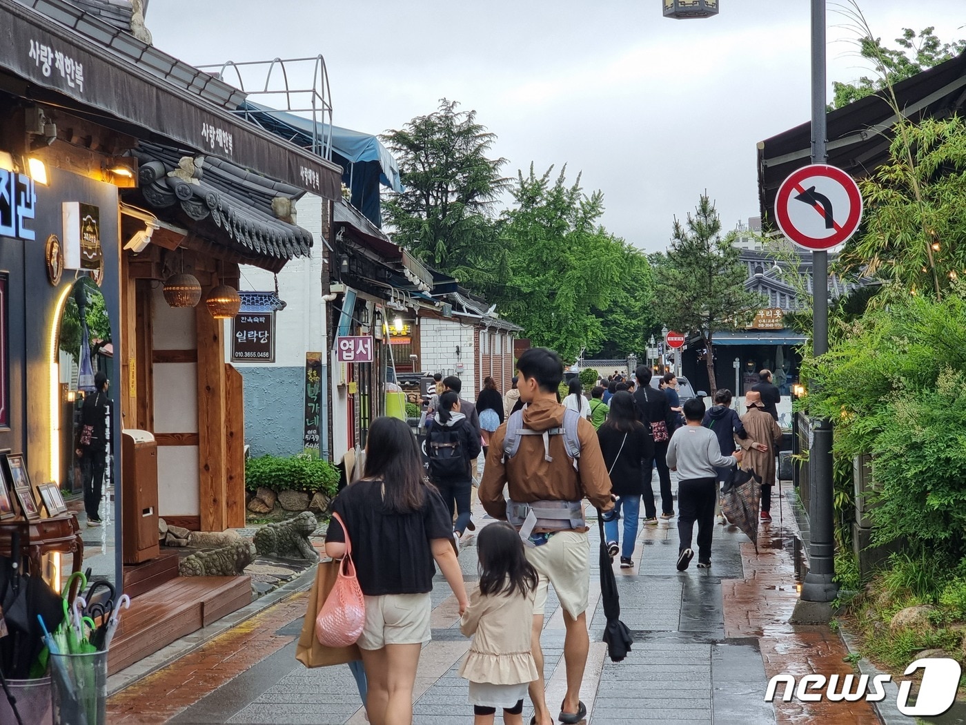 29일 오후 비가 그친 전북 전주시 완산구 전주한옥마을에서 시민들이 우산을 손에 들고 산책을 즐기고 있다.2023.5.29/뉴스1 이지선기자