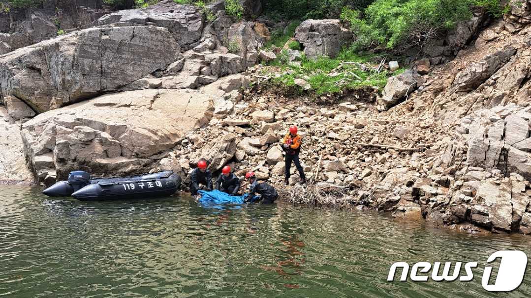 29일 오전 11시 10분쯤 강원 화천군 화천읍 동촌리 평화의 댐에서 A씨(67·남)가 숨진 채 발견, 경찰이 정확한 경위를 조사 중이다.(강원도 소방본부 제공)2023.5.29/뉴스1