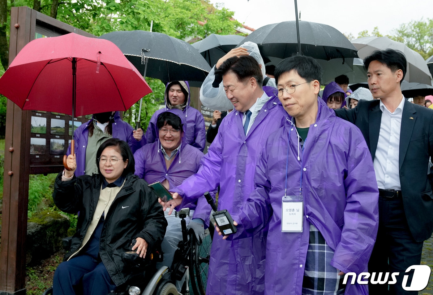 오영훈 제주도지사 등이 3일 오후 한라생태숲에서 열린 교통약자를 위한 실외 내비게이션 앱 시연회에 참여하고 있다(제주도 제공)