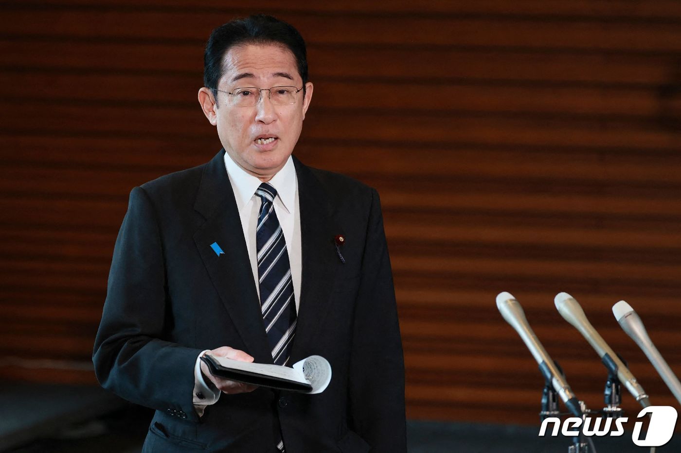 기시다 후미오 일본 총리가 29일(현지시간) 도쿄 총리 관저에서 북한의 인공위성 발사 통보와 관련해 취재진을 만나 파괴조치 명령을 내렸다고 밝히고 있다. 2023. 5.30 ⓒ AFP=뉴스1 ⓒ News1 우동명 기자