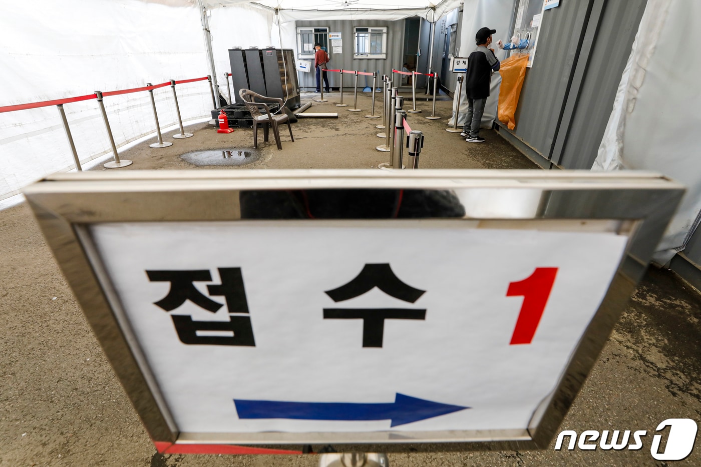 임시 선별검사소 운영 종료를 하루 앞둔 30일 서울 중구 서울역 임시 선별검사소가 한산한 모습을 보이고 있다. 정부는 6월 1일부터 신종 코로나바이러스 감염증(코로나19) 감염병 위기 경보 단계를 '심각'에서 '경계'로 하향하고 전국 임시 선별검사소 운영을 31일로 종료한다.2023.5.30/뉴스1 ⓒ News1 김도우 기자