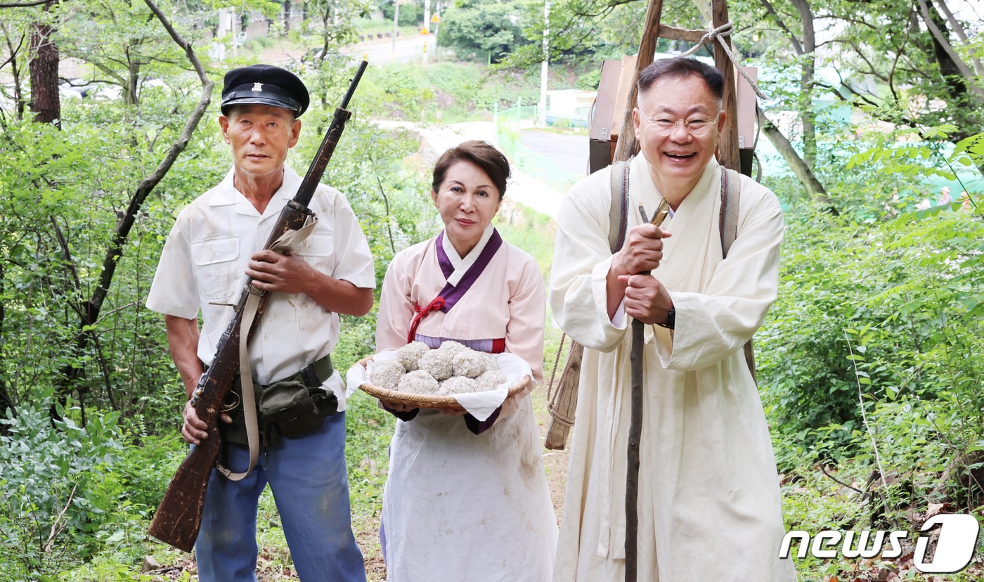 칠곡군은 지난 30일 망정리 328고지 지겟길에서 지게 부대 재현 행사를 개최하고 지게부대 추모비 건립을 알렸다. 왼쪽으로 부터 윤병규 망정1리 이장, 백남희 여사, 김재욱 칠곡군수 (칠곡군 제공) 2023.5.31/뉴스1