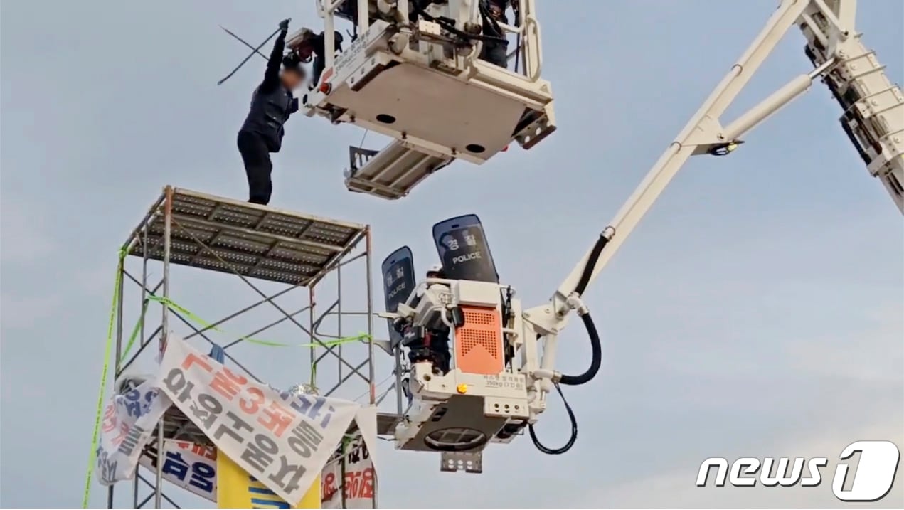 지난 2023년 전남 광양제철소 포스코복지센터 앞 왕복 6차선 도로 앞 망루 고공 농성의 모습. 2023.5.31/뉴스1 ⓒ News1 최성국 기자