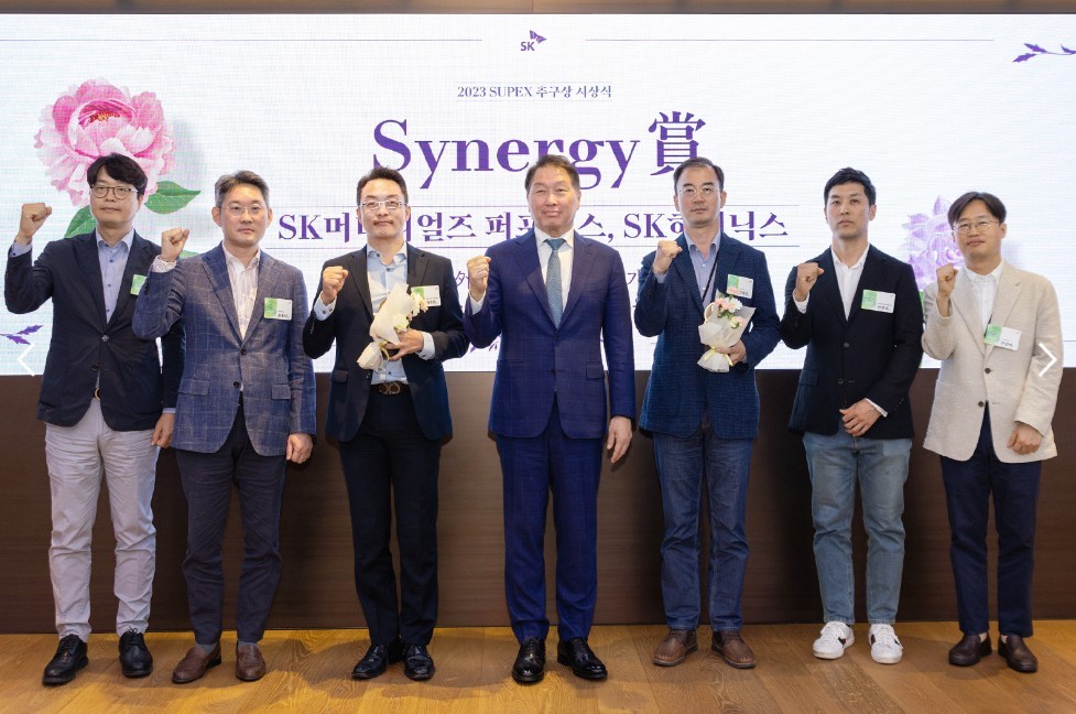 'SUPEX추구상' 시상식에서 이노베이션상과 시너지상을 수상한 SK하이닉스 임직원들이 SK그룹 최태원 회장과 기념촬영을 하고 있다. (SK하이닉스 뉴스룸 제공)