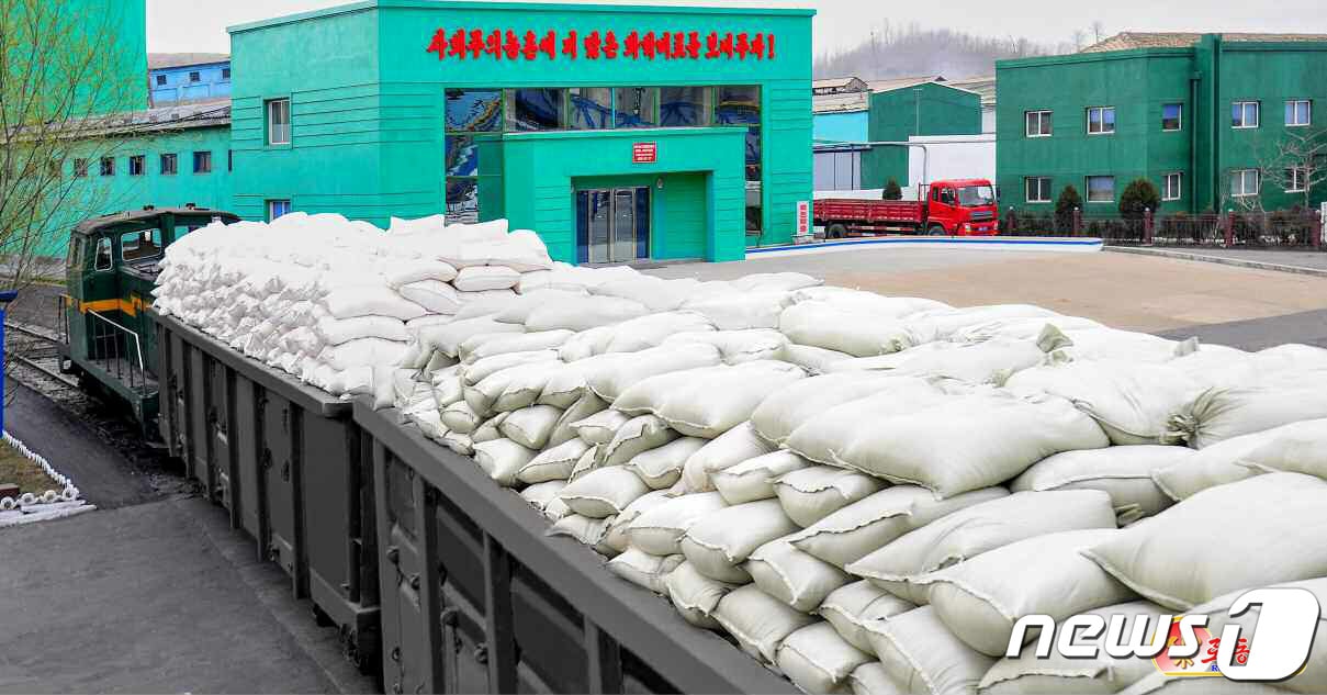 (평양 노동신문=뉴스1) = 북한 노동당 기관지 노동신문은 4일 "올해 알곡 생산 목표는 12개 중요고지의 첫 번째 고지"라면서 "농업 전선에 대한 지원을 백방으로 강화하자"라고 보도했다. 사진은 농촌에 보낼 비료를 생산하는 흥남비료연합기업소. [국내에서만 사용가능. 재배포 금지. DB 금지. For Use Only in the Republic of Korea. Redistribution Prohibited] rodongphoto@news1.kr