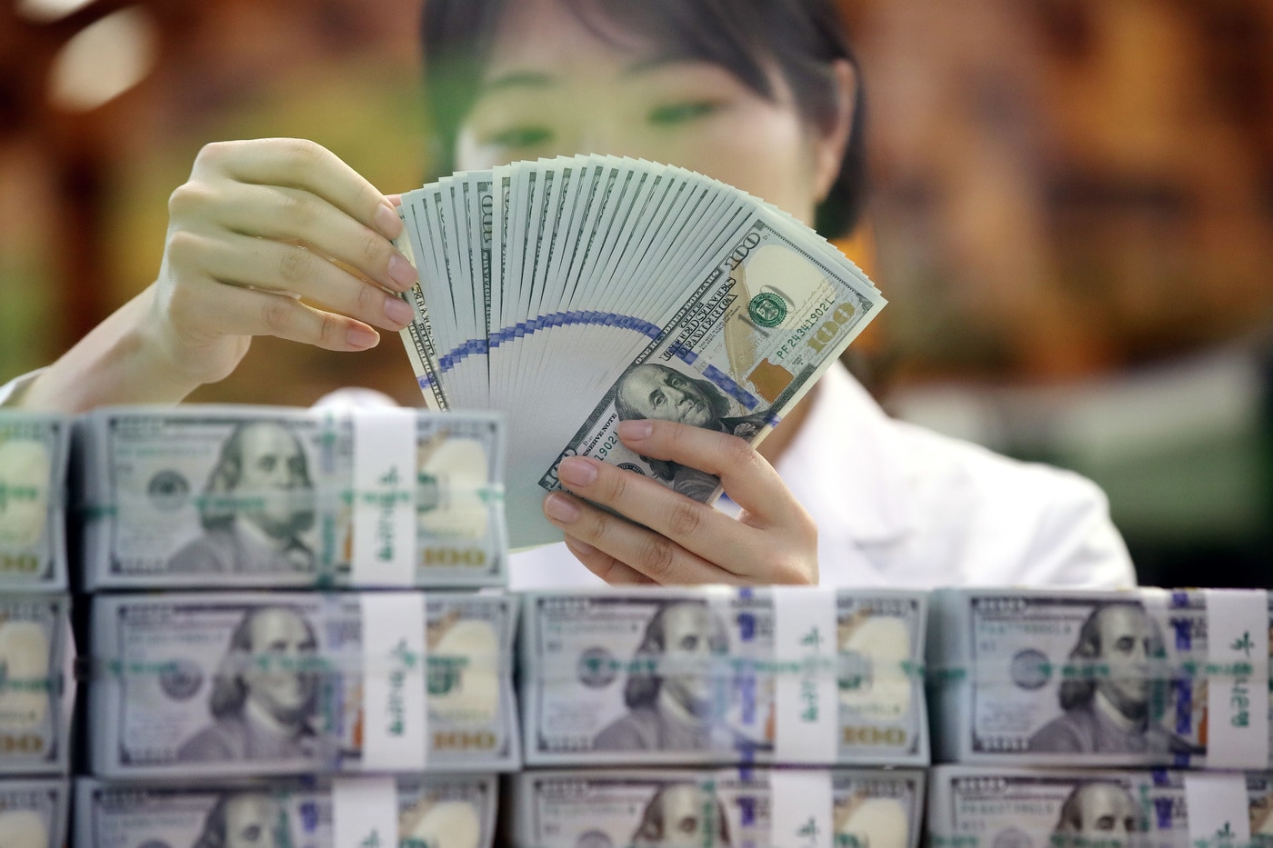 서울 중구 하나은행 위변조대응센터에서 직원이 미국 달러화를 정리하고 있다. (자료사진) 2023.5.4 ⓒ 뉴스1 박지혜 기자