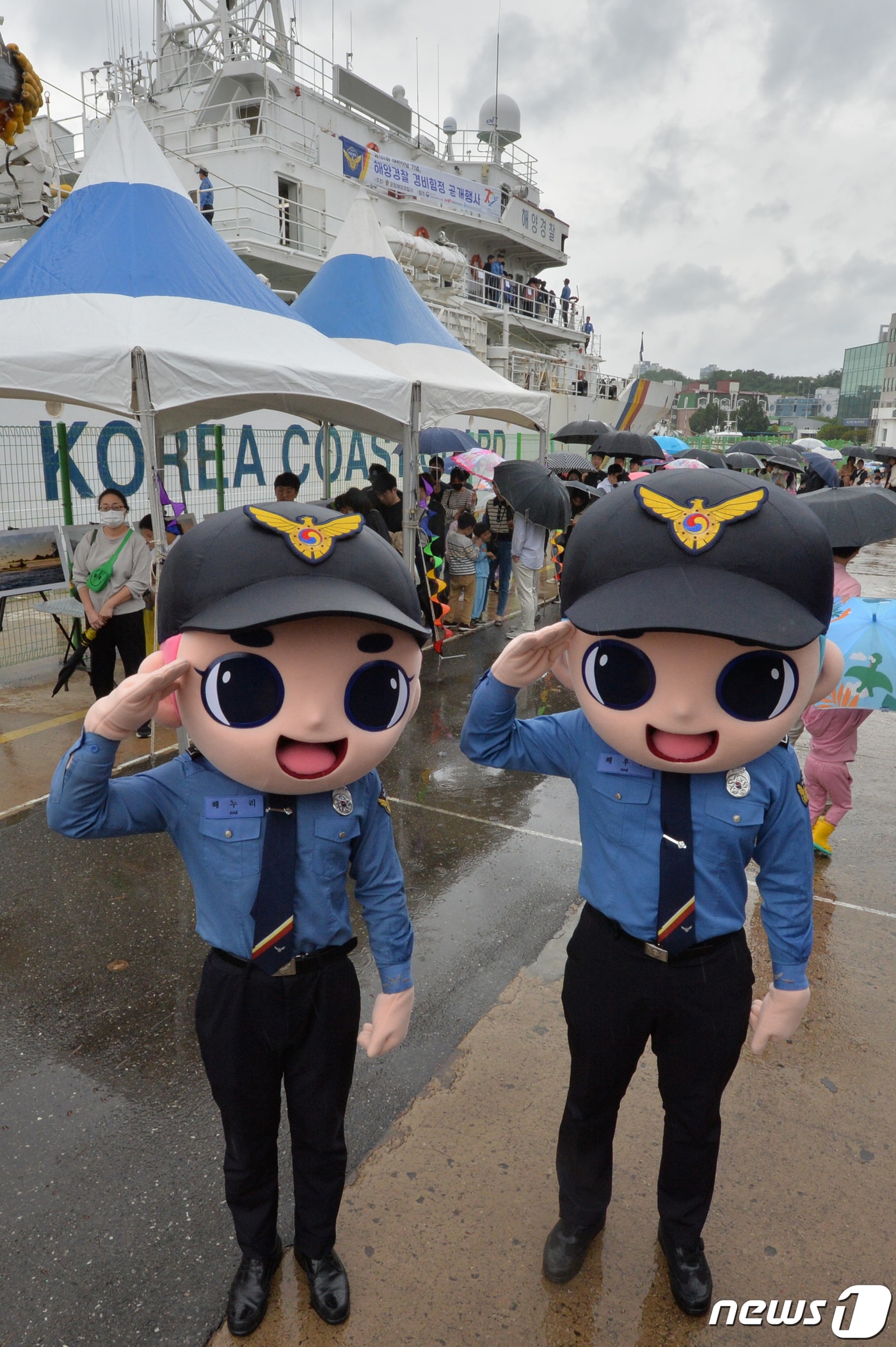 어린이날인 5일 오후 경북 포항시 북구 포항해양경찰서 전용부두에서 열린 해경함정 공개행사장에서 해경 마스코트인 해우리와 해누리가 어린이들과 즐거운 시간을 보내고 있다. 포항해경은 함정 견학 후 확인 도장을 받은 어린이들에게 소정의 선물을 전달했다.2023.5.5/뉴스1 ⓒ News1 최창호 기자