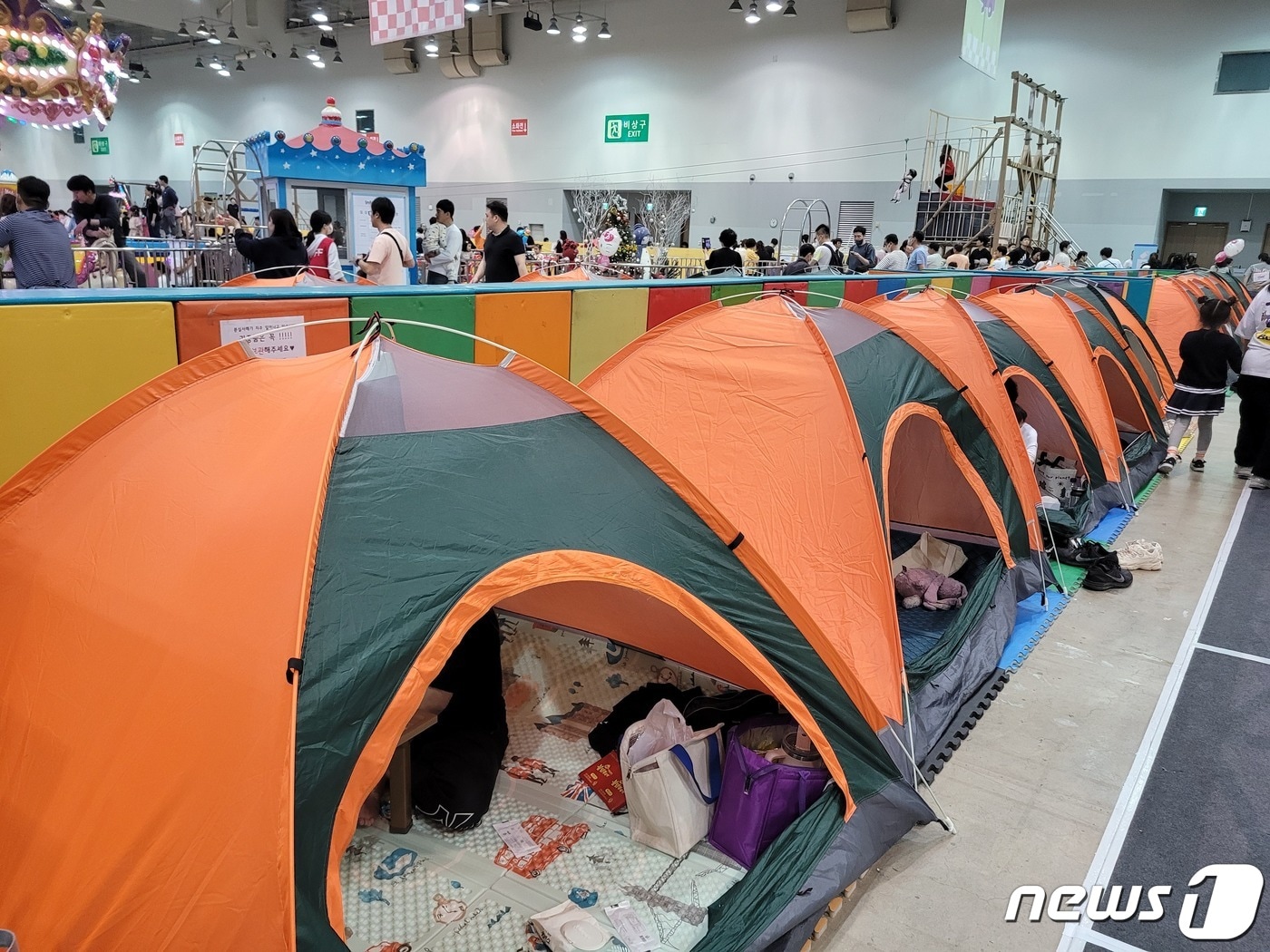 상상체험 키즈랜드 한켠에 마련된 실내 텐트는 오전부터 만석됐다.2023.5.5/뉴스1 ⓒ News1 조아서 기자