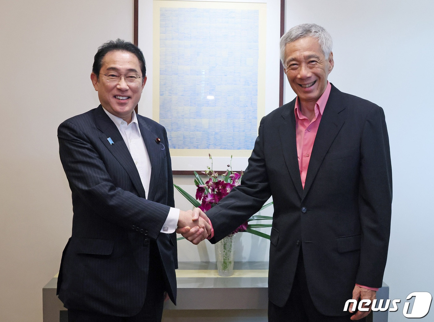 기시다 후미오 일본 총리가 5일 리셴룽 싱가포르 총리와 만나 악수하고 있다. 2023.05.05/뉴스1