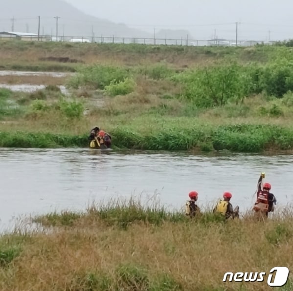 6일 오전 경북 문경시 영순면의 한 강변에서 낚시를 하던 40대가 불어난 강물로 고립됐으나 119구조대원들에게 무사히 구조됐다.(경북소방본부 제공) 2023.5.6/뉴스1 ⓒ News1 김종엽 기자