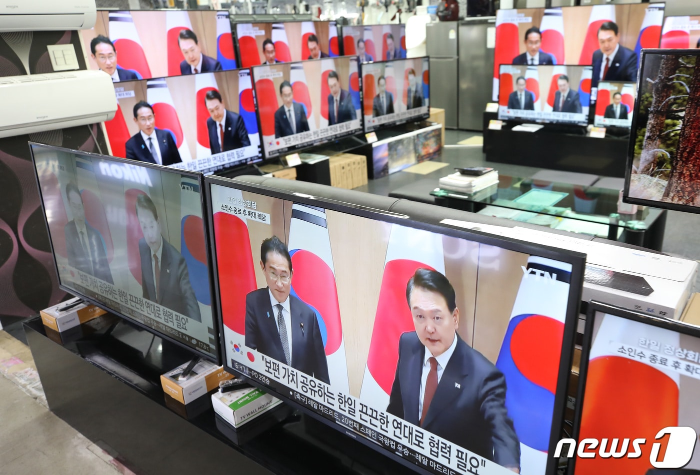 7일 오후 서울 용산 전자랜드에서 텔레비전을 통해 윤석열 대통령과 기시다 후미오 일본 총리의 정상회담이 생중계 되고 있다. 2023.5.7/뉴스1 ⓒ News1 구윤성 기자