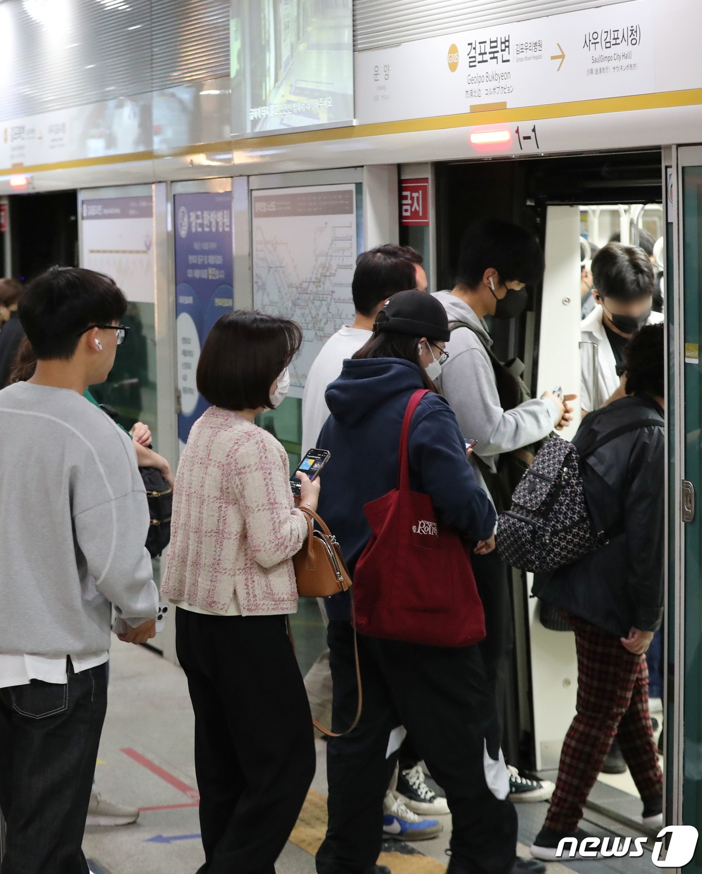 김포골드라인에 탑승하는 승객들.(사진은 기사 내용과 무관함) ⓒ News1 박세연 기자