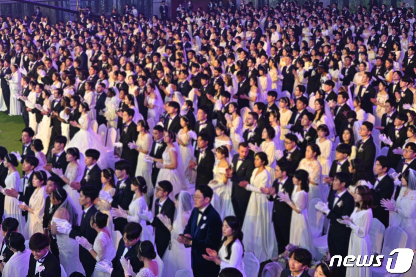  가평 HJ글로벌아트센터에서 7일 열린 국제합동축복결혼식 '2023 천지인참부모 효정 천주축복축제’에 참석한 부부. (세계평화통일가정연합 제공)