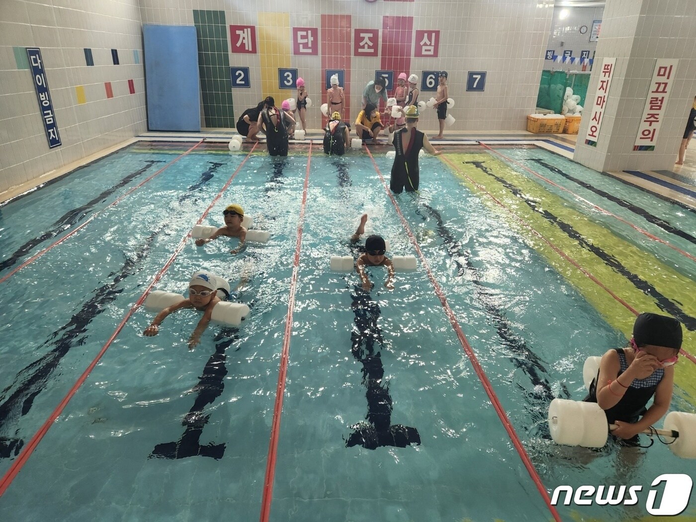 생존수영교육. 경기도교육청 제공./