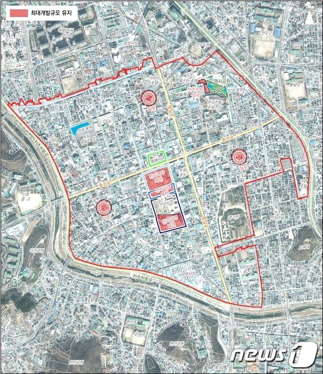 전주시가 중앙동과 풍남동, 노소동 등 전북 전주시 역사도심지구의 개발규제를 대폭 완화했다. 다만 풍패지관(전주객사)과 전라감영, 전주부성 북문·동문·서문 및 성곽 복원 예정지 등 6곳(5만3000㎡)은 제외됐다.(전주시 제공)