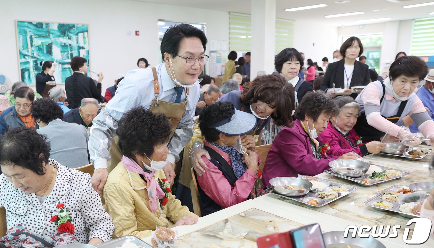 전북 고창군 종합노인복지관이 8일 제51회 어버이날을 맞아 ‘감사해孝 사랑해孝 존경해孝’란 주제로 어버이날 행사를 열었다.. 심덕섭 고창군수가 노인복지관에서 배식 봉사를 하고 있다.(고창군 제공)2023.5.8/뉴스1