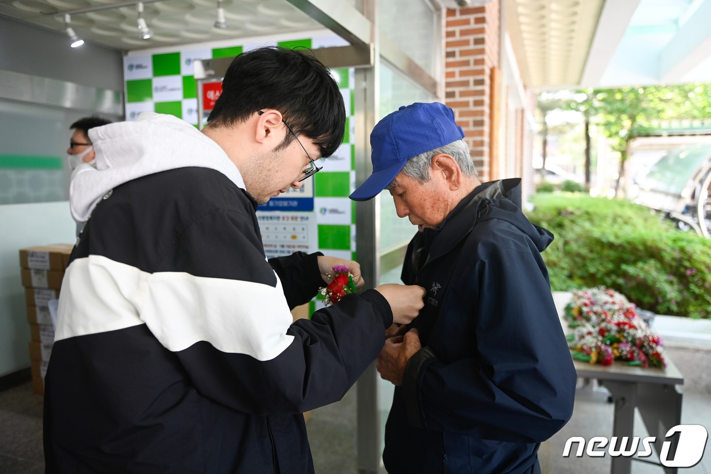 제51회 어버이날 행사가 8일 원주시종합복지관에서 200여 명이 모인 가운데 펼쳐진 가운데 행사에 앞서 한 어르신이 참석 전 옷에 카네이션을 부착하고 있다. (원주시 제공) 2023.5.8/뉴스1